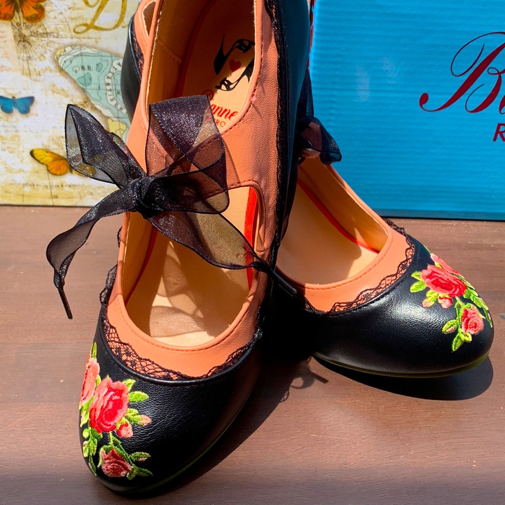 English Roses Embroidered Pumps by Banned Retro - Picture 5 of 10